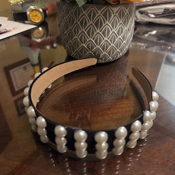 Handcrafted Elegant Black Pearl-Studded Headband - Picture 2 of 4